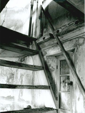 File:Prouts Neck Fire Control Tower Observation Level Stairs.jpg