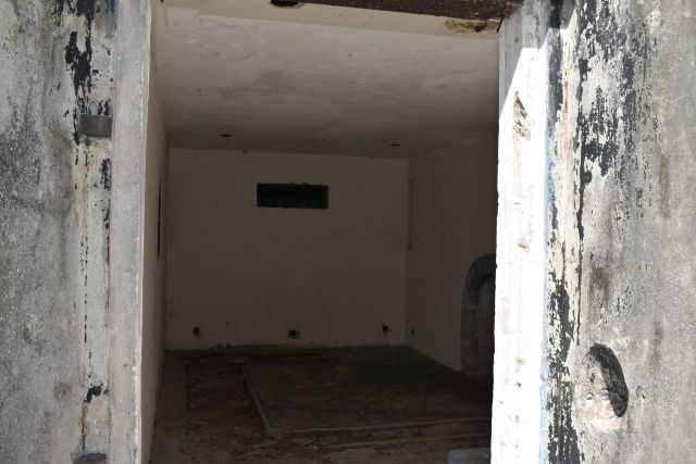 File:Battery Howard Room Ft. Dade.jpg