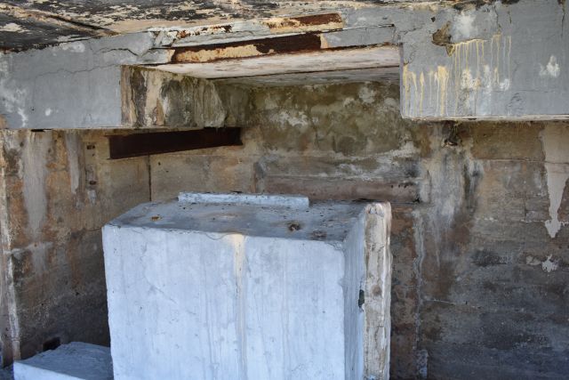 File:Emplacement 1 top Shell Hoist Btty Mclntosh Ft, Dade.jpg
