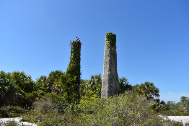 File:Fort Dade FCS Pillars.jpg