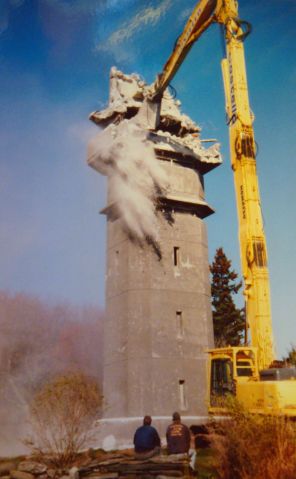 File:Prouts Neck Fire Control Tower Demolition 2004.jpg