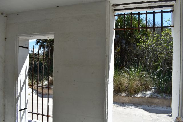 File:Relocatin Room Interior Mellon Ft. Dade.jpg