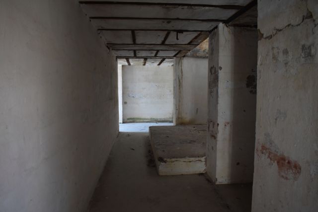 File:Shell Hoist hallway Emp 2 Mclntosh Ft. dade.jpg